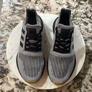 Adidas Swift Run “new gum gray & black” Mens sneakers uncommon color combo